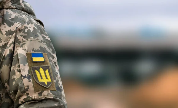 Soldato Ucraino Nell Esercito Bandiera Stemma Con Tridente Oro Sfondo Immagine Stock