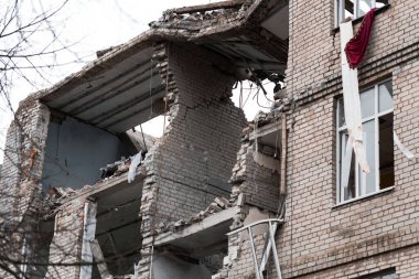 Rusya Ukrayna 'daki savaş sırasında Kherson' da yıkılan bina.