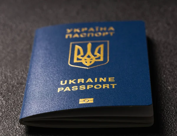 Украинский Синий Иностранный Биометрический Паспорт Чипом Черном Текстурированном Фоне Украина — стоковое фото