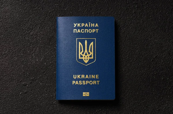 Украинский Синий Иностранный Биометрический Паспорт Чипом Черном Текстурированном Фоне Украина — стоковое фото