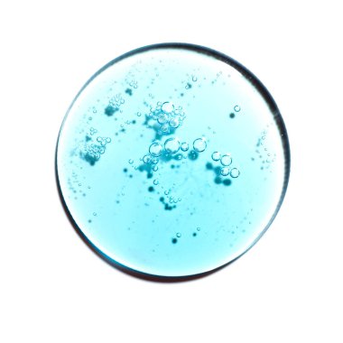 Beyaz yalıtılmış arka planda mavi hyaluronik asit serumu dokusu jeli, makro. Deterjan, kozmetik, laboratuvar. Petri kabında yuvarlak bir damla