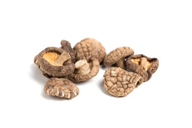 Beyaz izole edilmiş arka planda kuru shiitake mantarları. Asya mutfağı, miso çorbası için malzeme.