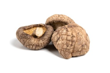 Beyaz izole edilmiş arka planda kuru shiitake mantarları. Asya mutfağı, miso çorbası için malzeme..