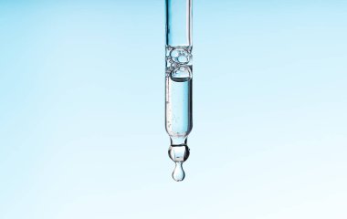 Pipette serumu, temiz sıvı niasinamide, hyaluronik ya da mavi beyaz izole arkaplanda Aha Bha asitleri. Tüylü kumaş parçası. Laboratuvar kozmetiği