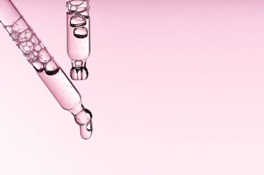 Pipet serumunu temiz sıvı niasinamide, hyaluronik ya da Aha Bha asitleriyle pembe beyaz izole arkaplanda bırakın. Tüylü kumaş parçası. Laboratuvar kozmetikleri