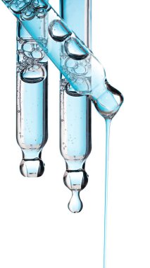 Pipet serumu mavi damlasını temiz sıvı niasinamide, hyaluronik ya da Aha Bha asitleriyle beyaz izole arkaplana yerleştir. Tüylü kumaş parçası. Laboratuvar kozmetikleri