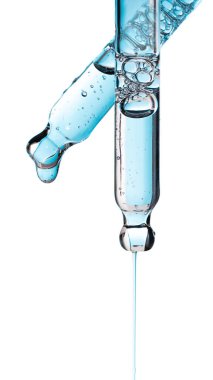 Pipet serumu mavi damlasını temiz sıvı niasinamide, hyaluronik ya da Aha Bha asitleriyle beyaz izole arkaplana yerleştir. Tüylü kumaş parçası. Laboratuvar kozmetikleri