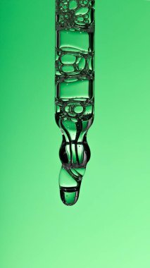 Temiz sıvı niasinamide, hyaluronik ya da yeşil izole edilmiş arkaplanda Aha Bha asitlerine sahip boru serumu. Tüylü kumaş parçası. Laboratuvar kozmetiği