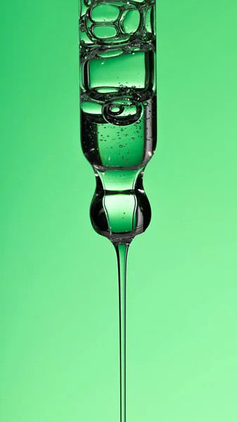 明確な液体ナイアシナミド ヒアルロン酸またはアハバ酸を有するパイプセラム テクスチャードスウォッチスキンケア ラボコスメティック — ストック写真