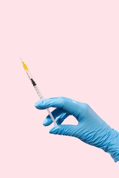 Egy Kék Kesztyűvel Egy Injekcióhoz Való Kozmetikai Fecskendővel Rózsaszín Háttérrel — Stock Fotó