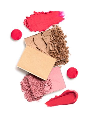 Kozmetik doku örnekleri, pembe, kahverengi ve bej göz gölgeleri, pembe ruj, pudra, beyaz izole bir arkaplanda makyaj için fosforlu kalem.