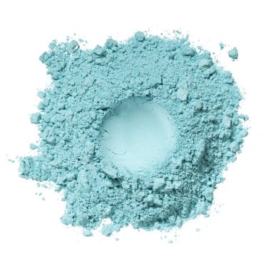 Kozmetik mavi kil, kaolin, göz farı, beyaz izole arkaplanda toz. Doğal yüz maskesi. Kuru kibrit çayı.