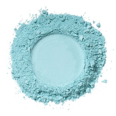 Kozmetik mavi kil, kaolin, göz farı, beyaz izole arkaplanda toz. Doğal yüz maskesi. Kuru kibrit çayı.