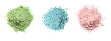 Kozmetik yeşili, mavi kaolin, göz farı ve koruyucu toz desenlerini beyaz izole arkaplana yerleştir. Doğal yüz maskesi. Kuru kibrit çayı.