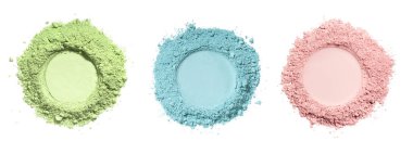 Kozmetik yeşil mavi kil, kaolin, göz farı ve toz örneklerini beyaz izole bir zemine yerleştir. Doğal yüz maskesi. Kuru kibrit çayı.