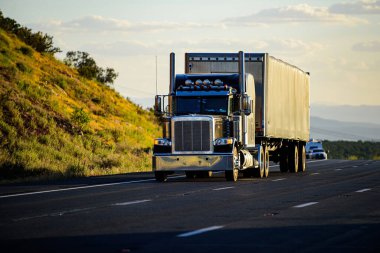 Arizona, ABD - 2020: Amerikan kamyonları. Amerika 'da yollar, mal teslimatı. Nakliye işi
