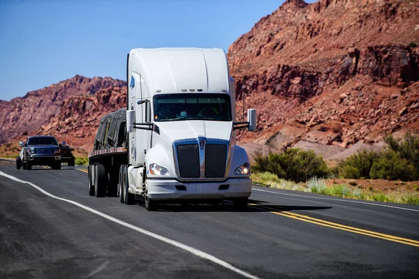 Арізона Сша 2020 Американські Вантажівки Горах Дороги Сполучених Штатах Доставка Ліцензійні Стокові Зображення
