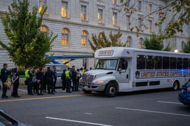 Washington DC, ABD 2023: İsrail-Gazze savaşında ateşkes çağrısında bulunan 50 'den fazla eylemci, Meclis' te ABD 'li senatörlere ateşkes çağrısı yaptıktan sonra tutuklandı