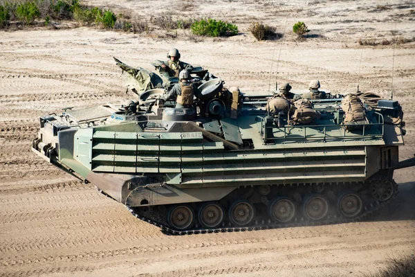 Kaliforniya, ABD 2022: Amerikan deniz piyadeleri askeri tatbikatlar sırasında amfibik araçları sahile indi. Amerikan ordusu. Deniz tatbikatları, Deniz Piyadeleri için savunma işbirliği.