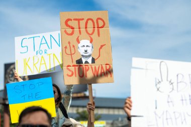 Los Angeles, Kaliforniya, ABD - 26 Şubat 2022: Ukrayna 'daki Rus savaşına karşı gösteri. Dur Putin, savaşı durdur. Ukrayna 'nın yanında dur.