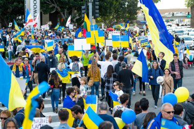Los Angeles, Kaliforniya, ABD - 26 Şubat 2022: Ukrayna 'daki Rus savaşına karşı gösteri. Dur Putin, savaşı durdur. Ukrayna 'nın yanında dur.