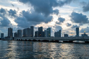 Miami 'nin ikonik gökdelenlerinin büyüleyici manzarası, Biscayne Körfezi' nin sakin sularına yansıyan gökdelenler, kentsel karmaşa ve doğal güzellik