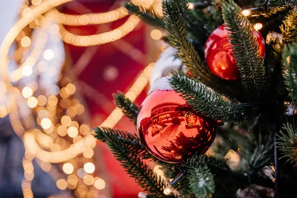 Yeşil süslemeli Noel ağacı