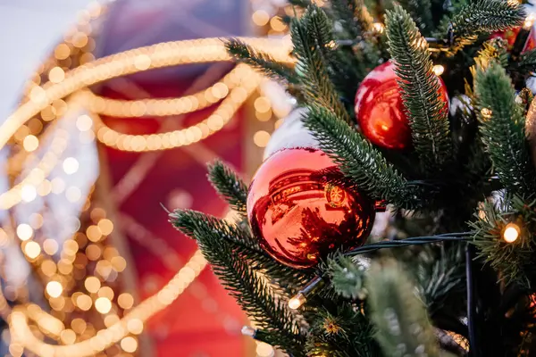 Yeşil süslemeli Noel ağacı