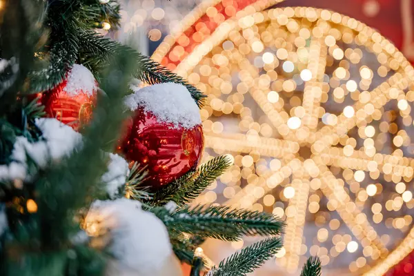 Yeşil süslemeli Noel ağacı