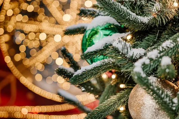 Yeşil süslemeli Noel ağacı