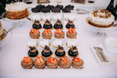 Üzerinde çeşitli tatlılar olan bir masa.