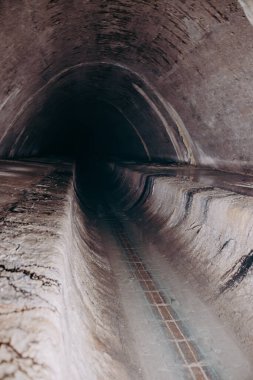 Uzun bir borusu olan bir tünel.