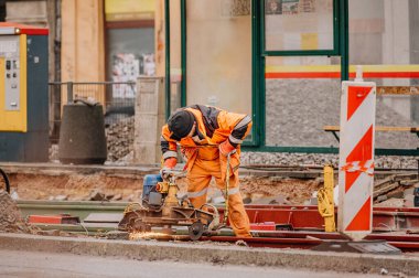 İnşaat alanında çalışan bir inşaat işçisi.