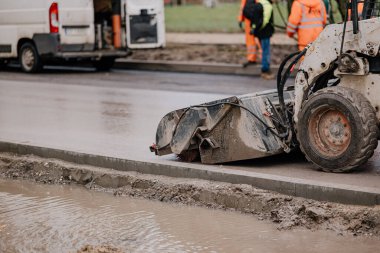 Bir inşaat işçisi yolda çalışıyor.