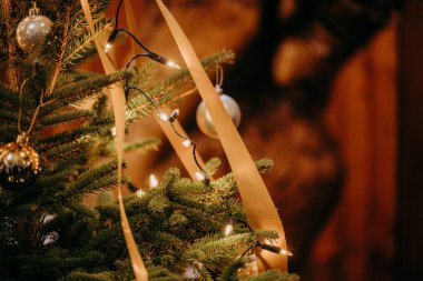 Kurdeleli ve süslü bir noel ağacı.