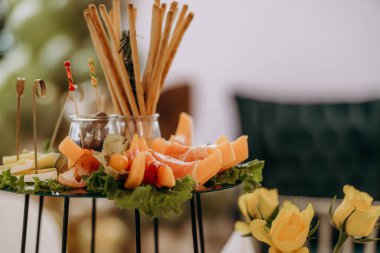 Üzerinde bir sürü yiyecek olan bir masa.