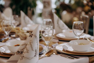 Tabak ve gözlüklü bir masa seti