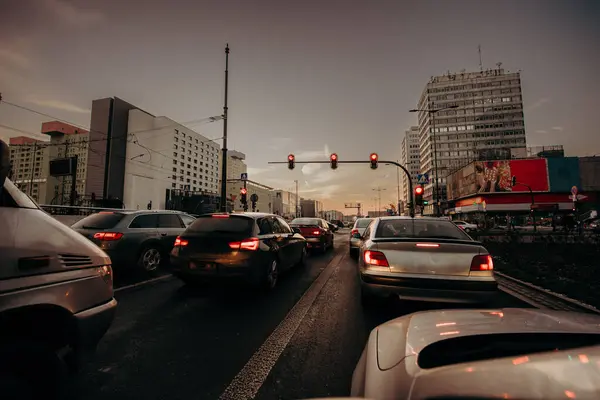 Arabaları ve trafik ışıklarıyla dolu işlek bir cadde.