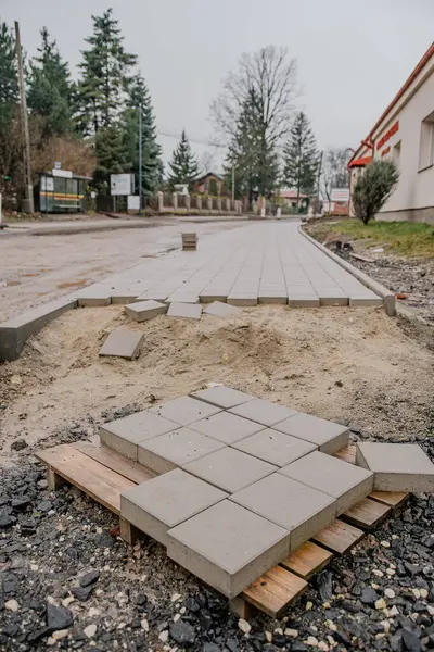Tuğla ve betonla bir kaldırım inşa ediliyor.