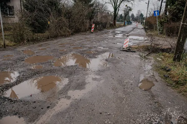 Bir sürü çukur olan bir yol.
