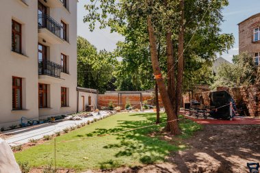 Ağacı ve yangın musluğu olan bir bahçe.