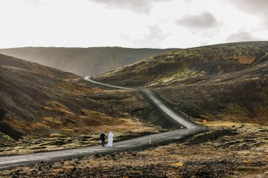 Dağlarda yolda yürüyen biri.