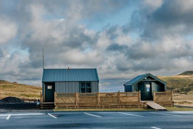 Rampalı bir yolda iki küçük ev