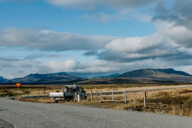 Yolun kenarına park etmiş bir kamyon.