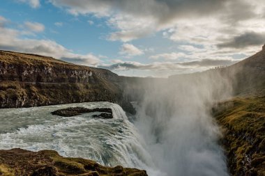 Uçurumun kenarında duran bir şelale.