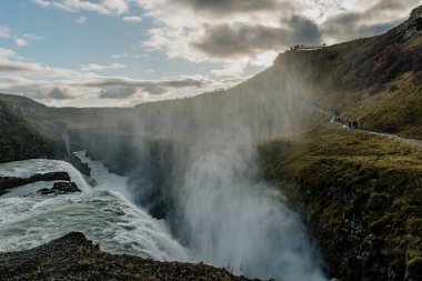 Bir şelale ve yanından geçen bir tren.