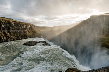 Uçurumun kenarında duran bir şelale.