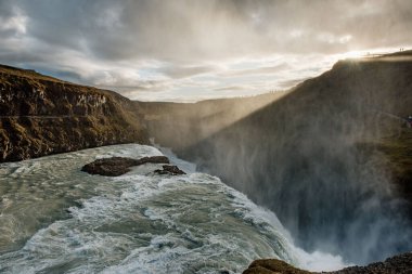 Arka planda köprü olan bir şelale.