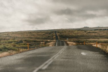 Ortada tek şeritli bir yol.