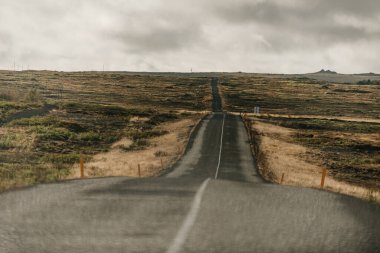 Tabela ve çöreklerle dolu bir masa.